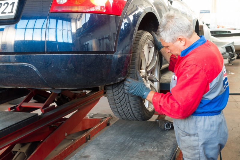 vente-ANTIBES-min_auto_repair_repair_lift_auto_mechanic_work_clothes_master_professional_man_of_the_fold-685629
