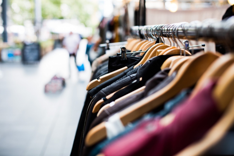 vente-ANTIBES-min_blur_close_up_focus_hanger_jacket_market_people_rack-1176303
