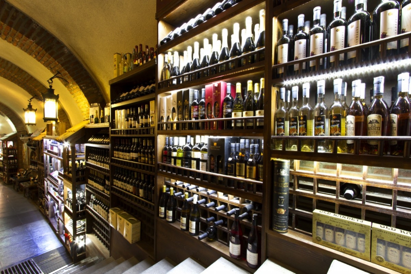 vente-ANTIBES-min_world_street_travel_shop_canon_georgia_wine_bottles-429767